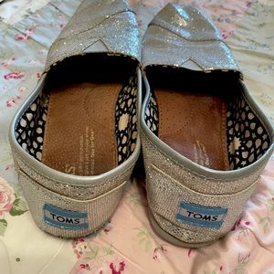 Amazing pre loved Toms slip ons